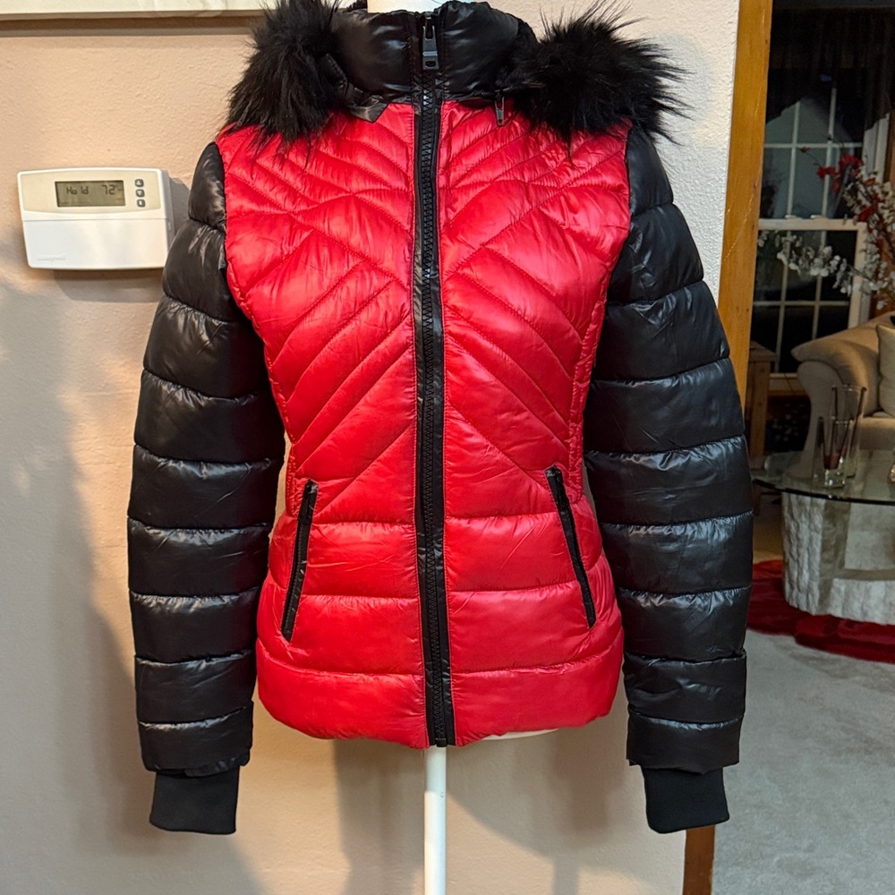 NWT Elegant Red and Black Puffer Jacket with Faux Fur.NWT,Size-Small